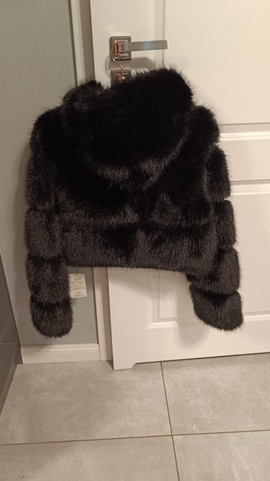 Czarne krótkie futerko z kapturem