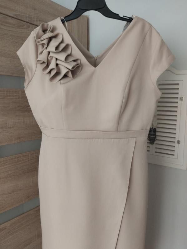 Piękna elegancka sukienka na wesele beżowa z ozdobna falbana r.46