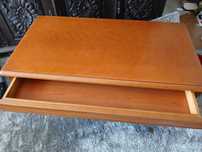 Mesa de centro com gaveta