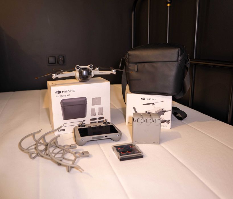 Dron DJI Mini 3 pro FLY MORE COMBO z aparaturą RC.