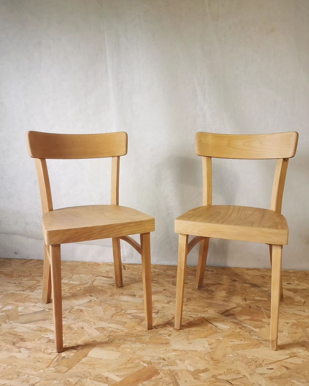 Duas cadeiras bistrô em madeira de faia natural.