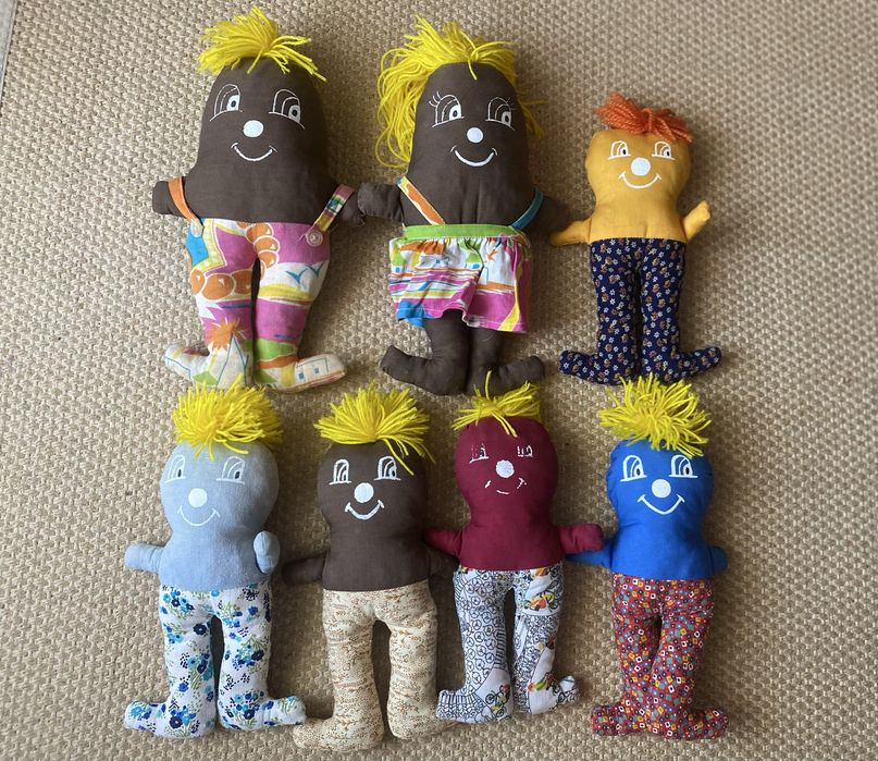 Vários bonecos de pano