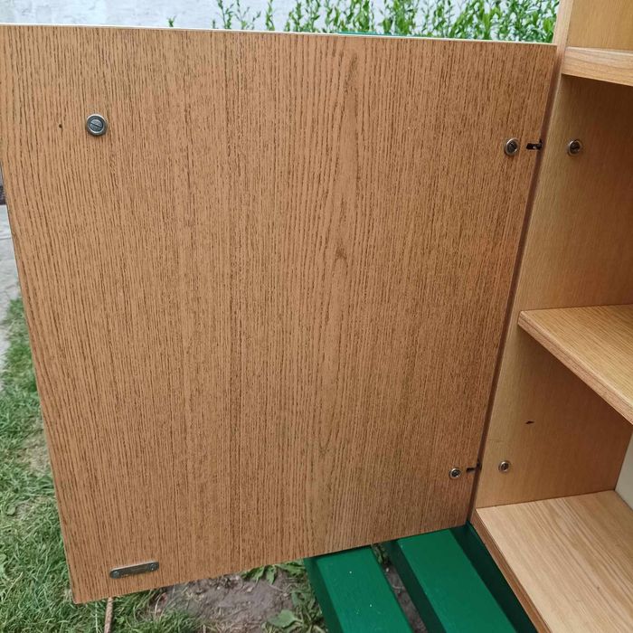 77. Mała szafka z półkami