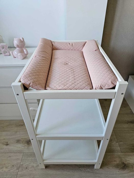 Przewijak wolnostojący dziecięcy drewniany biały z półkami mobilny