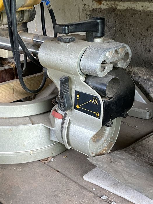 Торцовочна пила DeWalt DW 718-qs (305 мм)