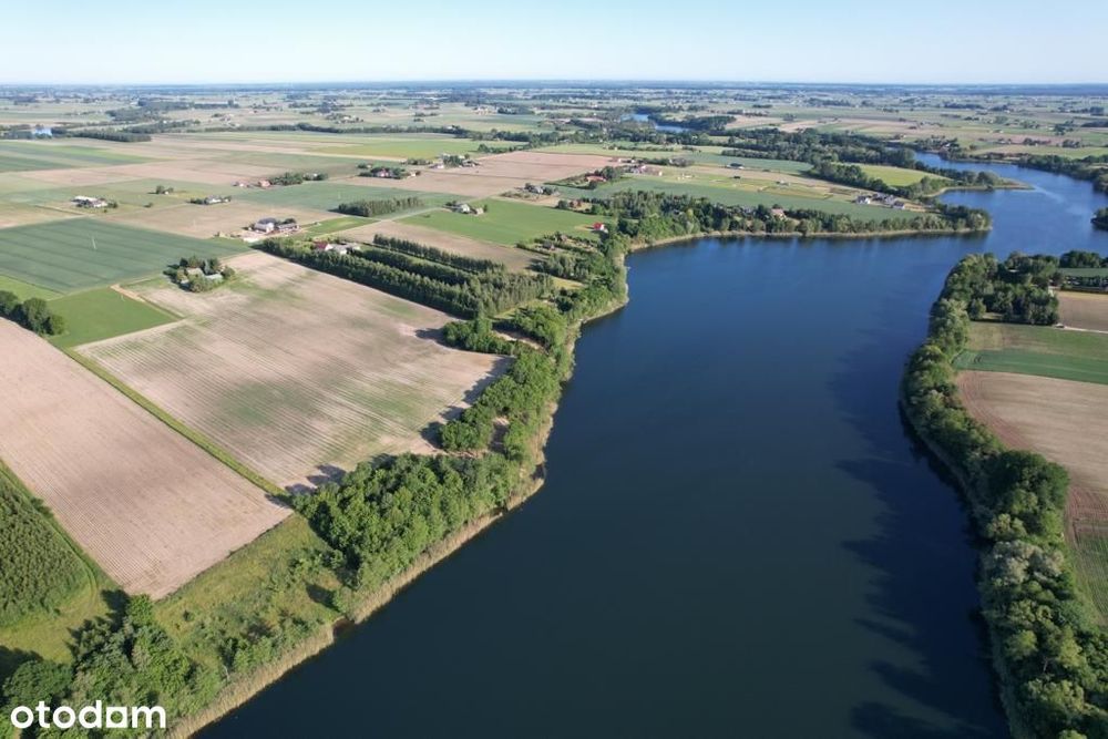 Przy brzegu jeziora, z widokiem, z plażą.