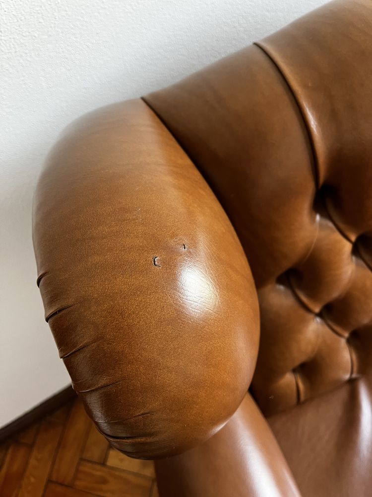 Sofá-cama Chesterfield em pele genuína 2 lugares em tom castanho