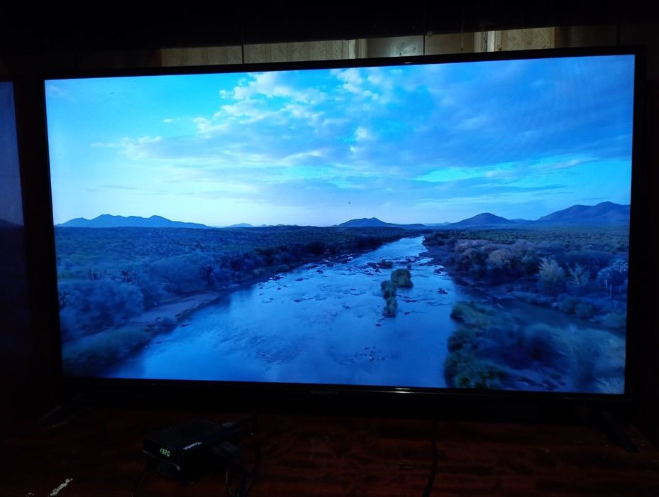 Телевизор grunhelm 43". Ремонт или запчасти.