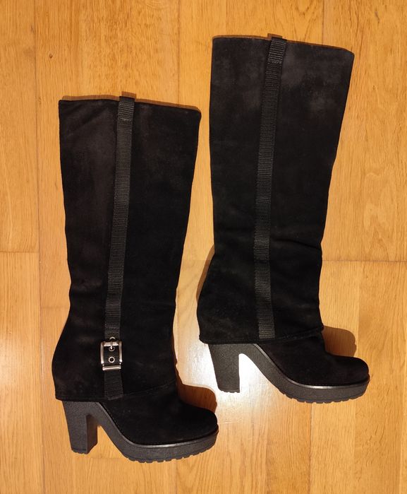 Botas pretas de cano alto