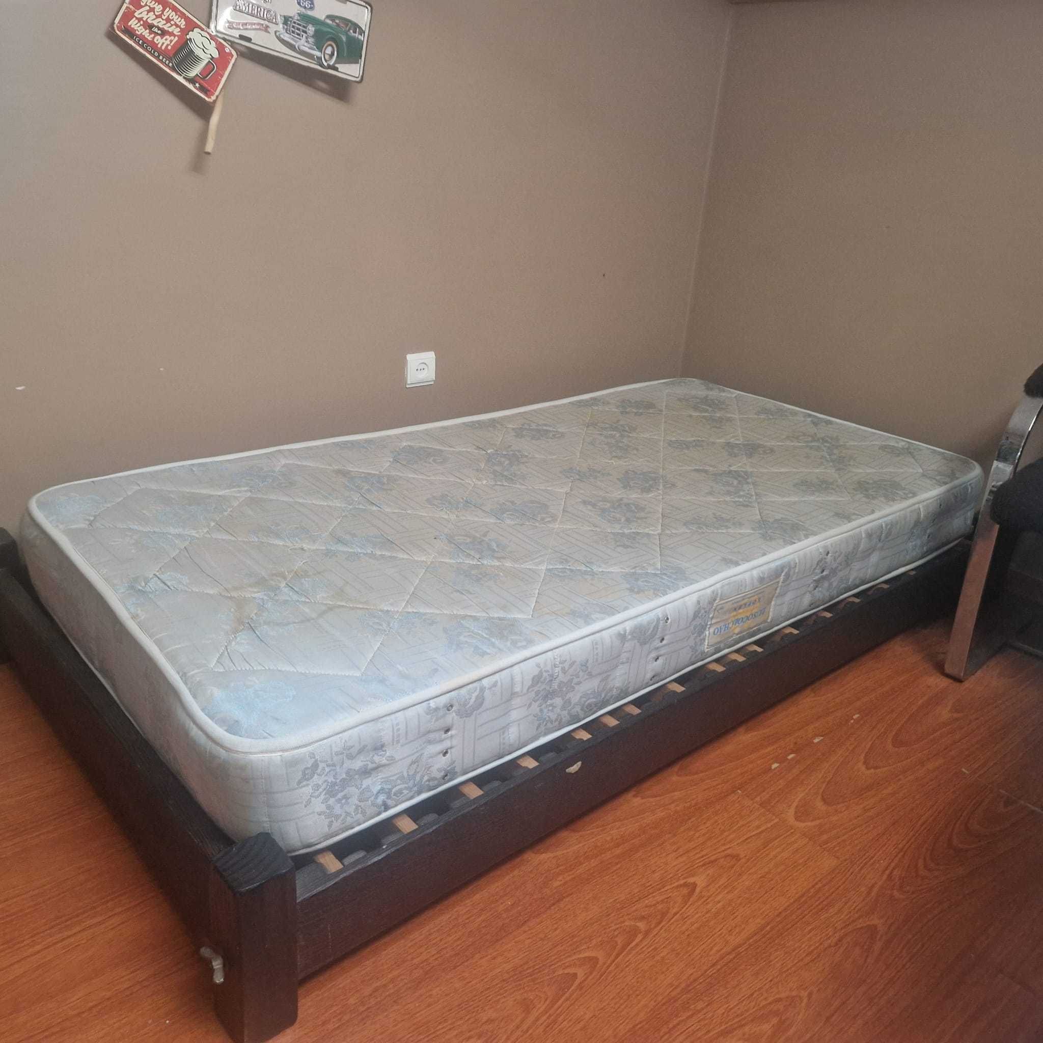 Cama de madeira maciça de pessoa