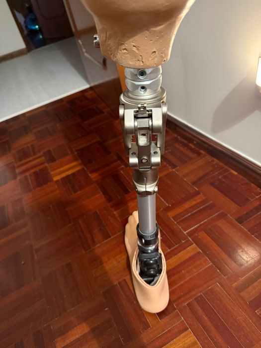 Prótese de perna com joelho semi-hidráulico