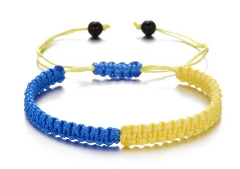 В. наявності патріотичні браслети, прикраси, жовто-синя атрибутика!