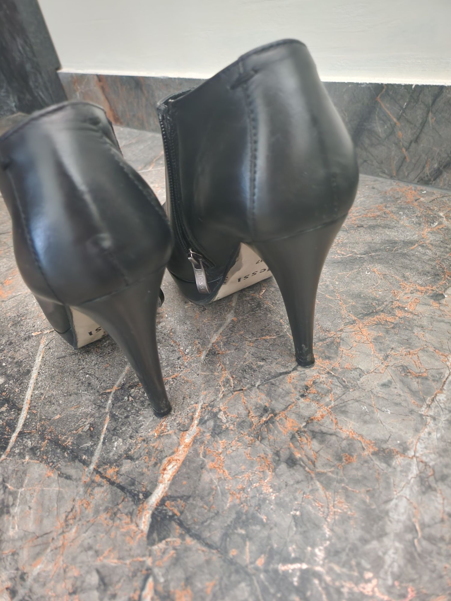Buty sjorzane na obcasie