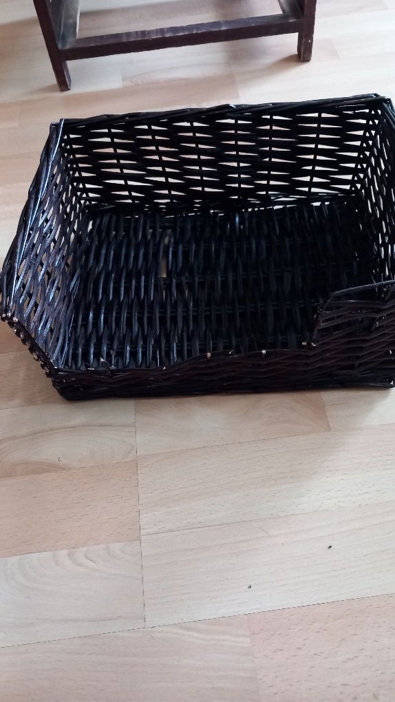 Szafka drewniana z 4 szufladami z wikliny, blat 40x29 wysokość 73 cm