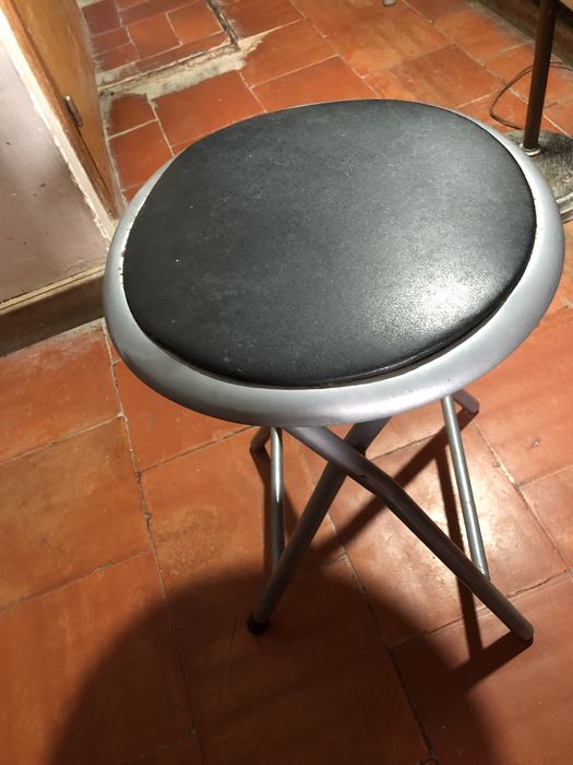Banquinho dobravel em metal