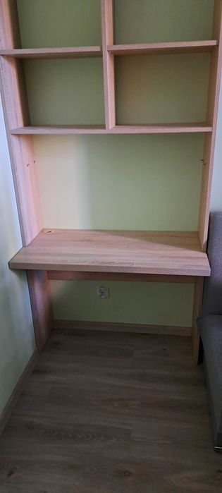 Regały/półki wiszace wraz z biurkiem