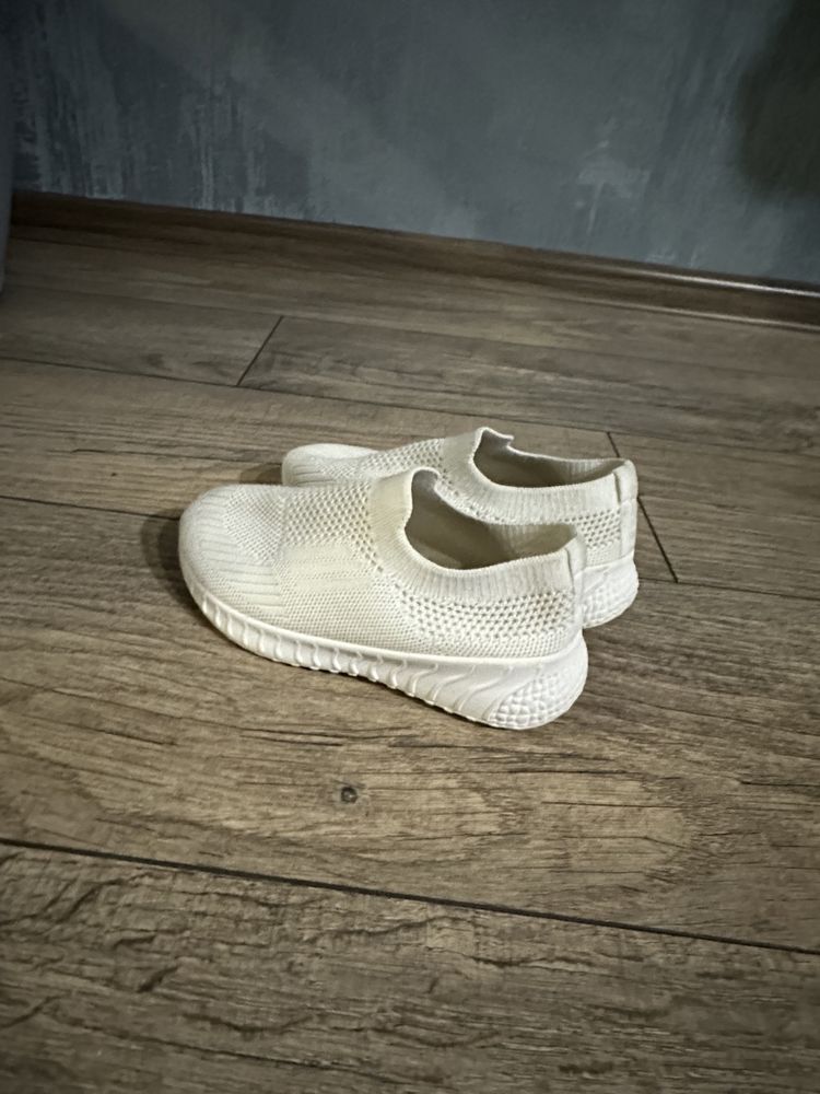 Кросівки білі,30 розмір 18.5 см