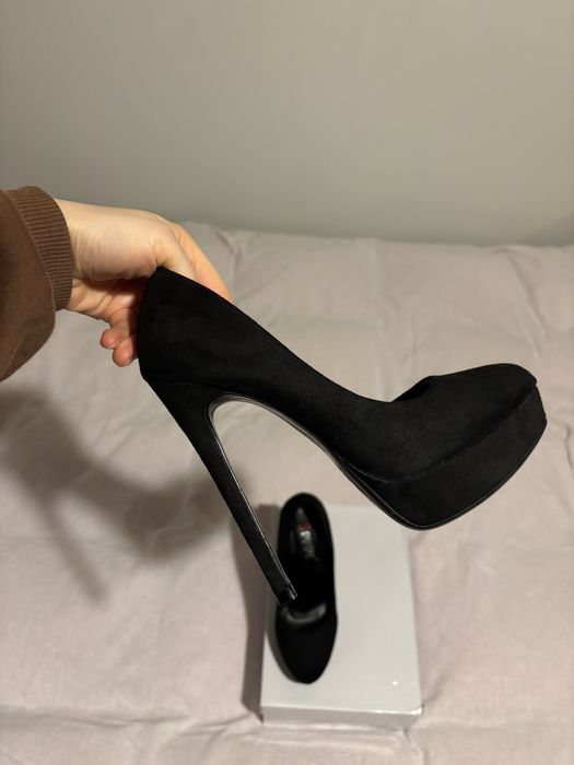 Wysokie czarne szpilki