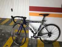 bicicleta de ciclismo Trek carbono