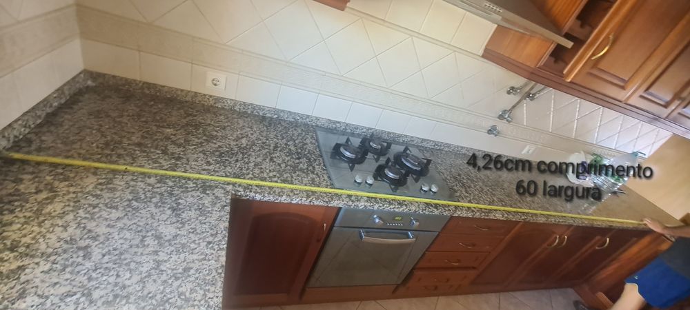 Cozinha c/electrodomésticos e pedra