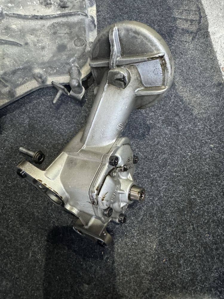Масляний насос Audi Volkswagen  3.0 TDI  2.7 TDI
