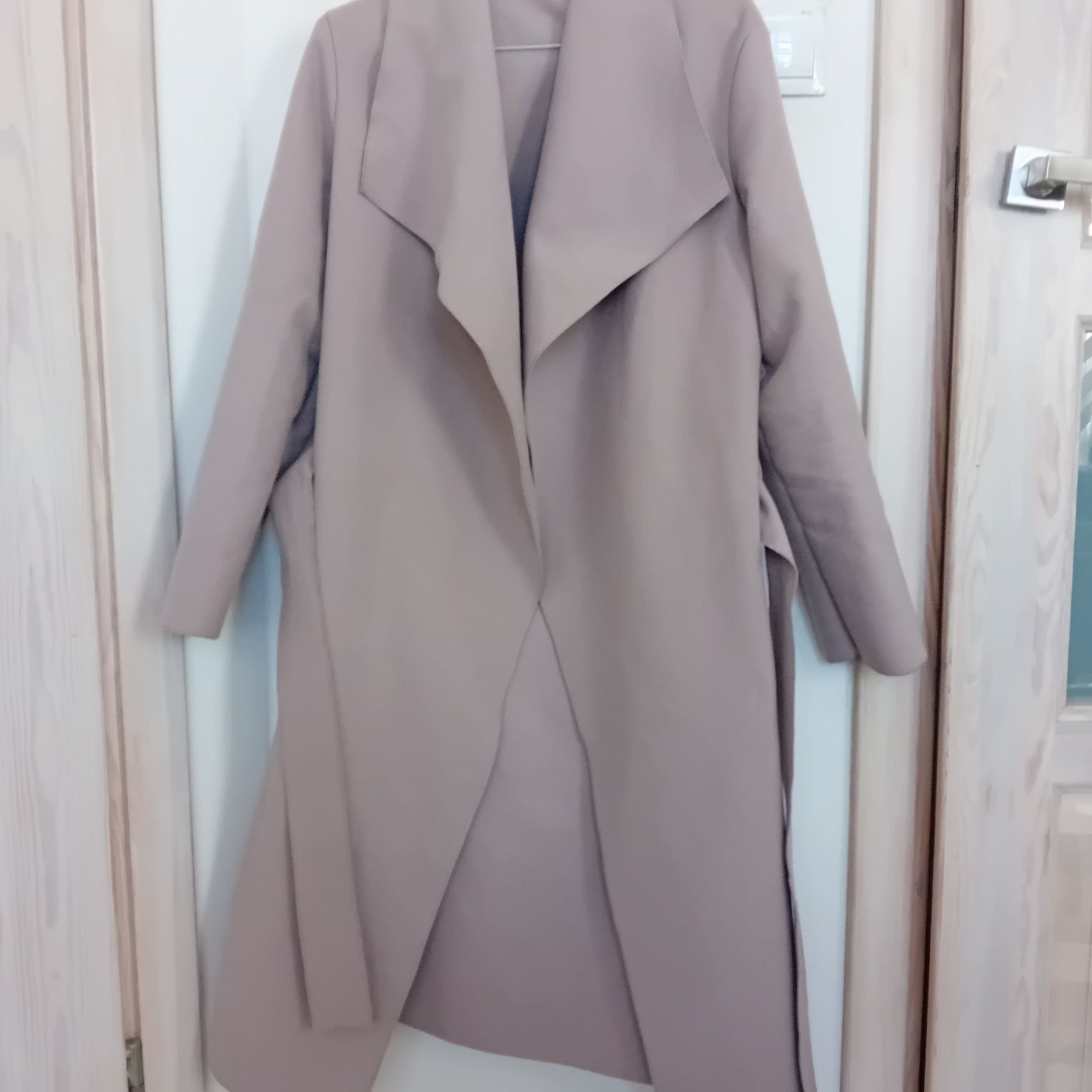 Beżowy płaszczyk wiosenny elegancki S
