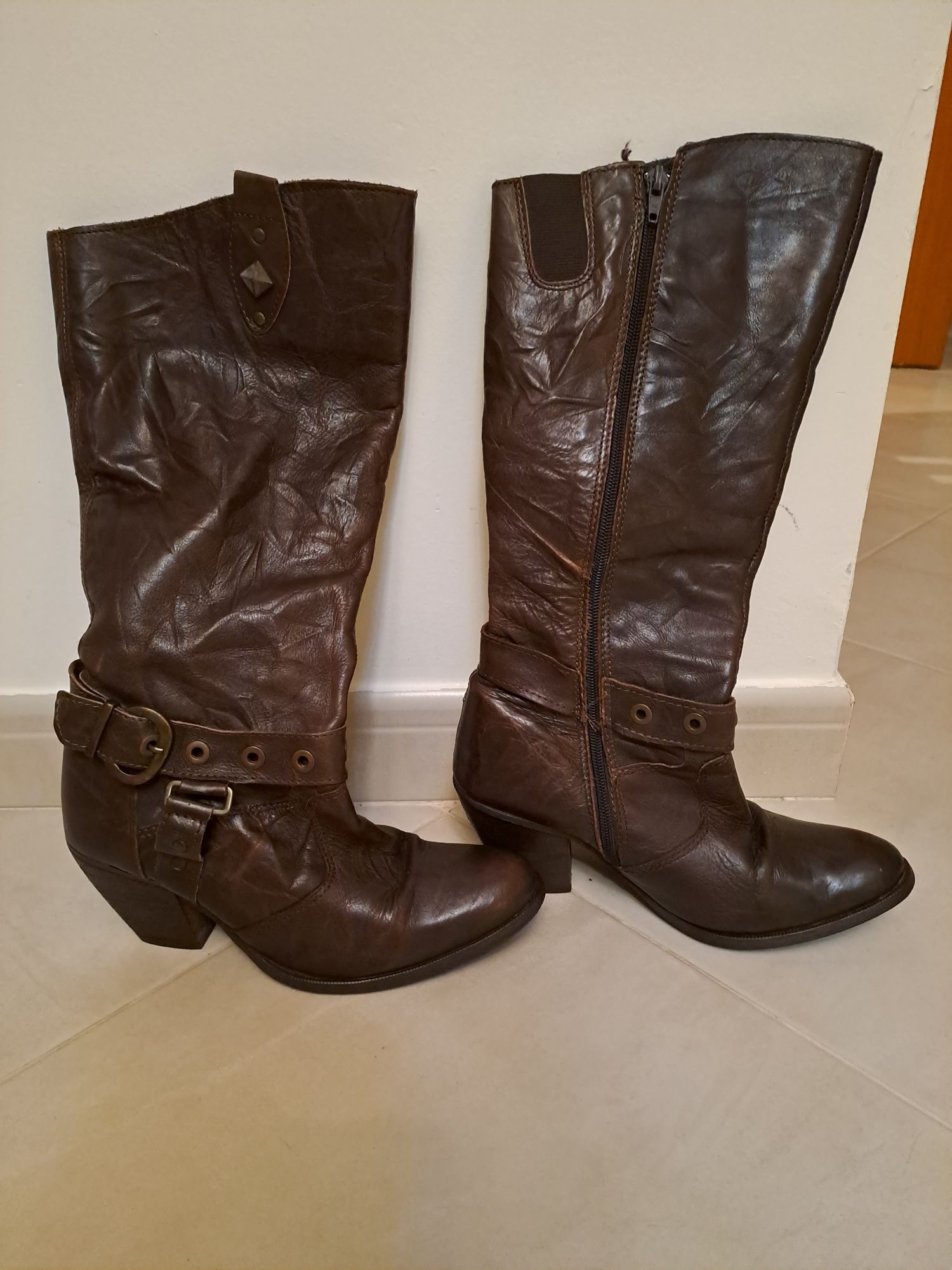 Botas estilo texano em pele