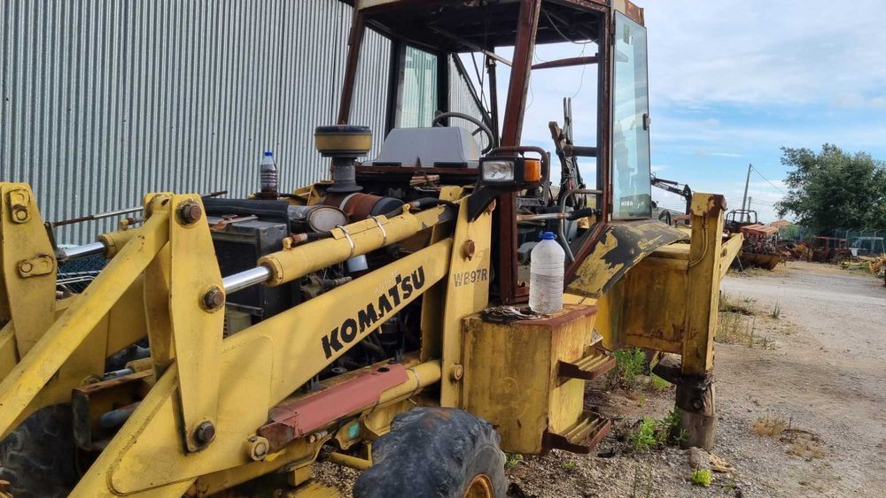 Retro Fermec 860 com lança extensivel e Komatsu WB97R para peças