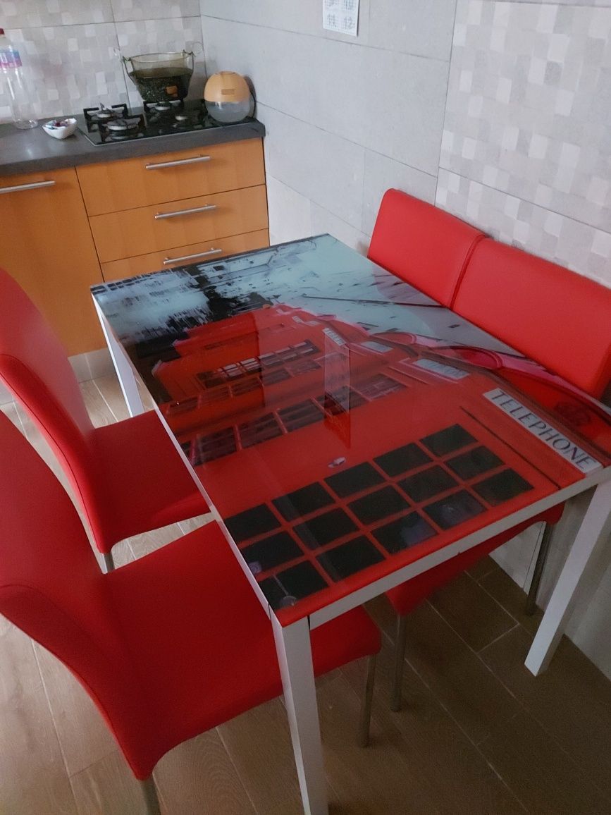 Tenho uma mesa de cozinha e 4 cadeiras para venda