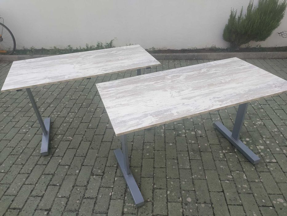 Mesas quadradas (30€) e mesas retangulares (35€)