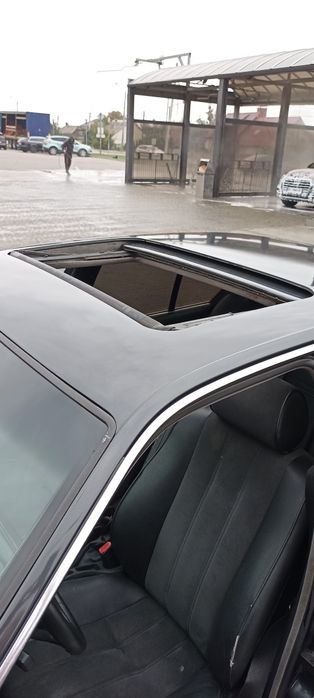 Автомобіль BMW на повному ходу!