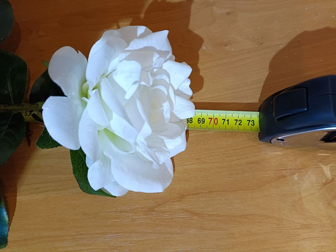 Biała róża na łodydze sztuczna 68 cm