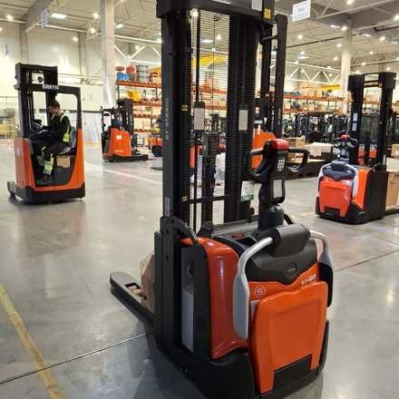 Електричний штабелер Toyota SPE140L