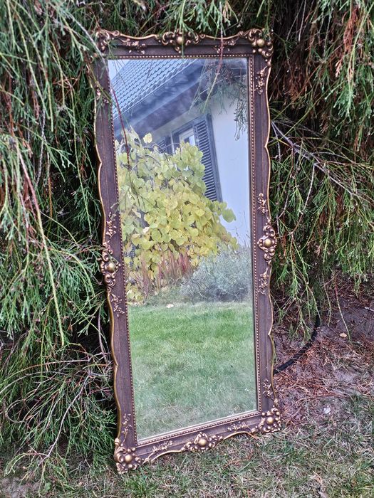 efektowne lustro w ozdobnej ramie