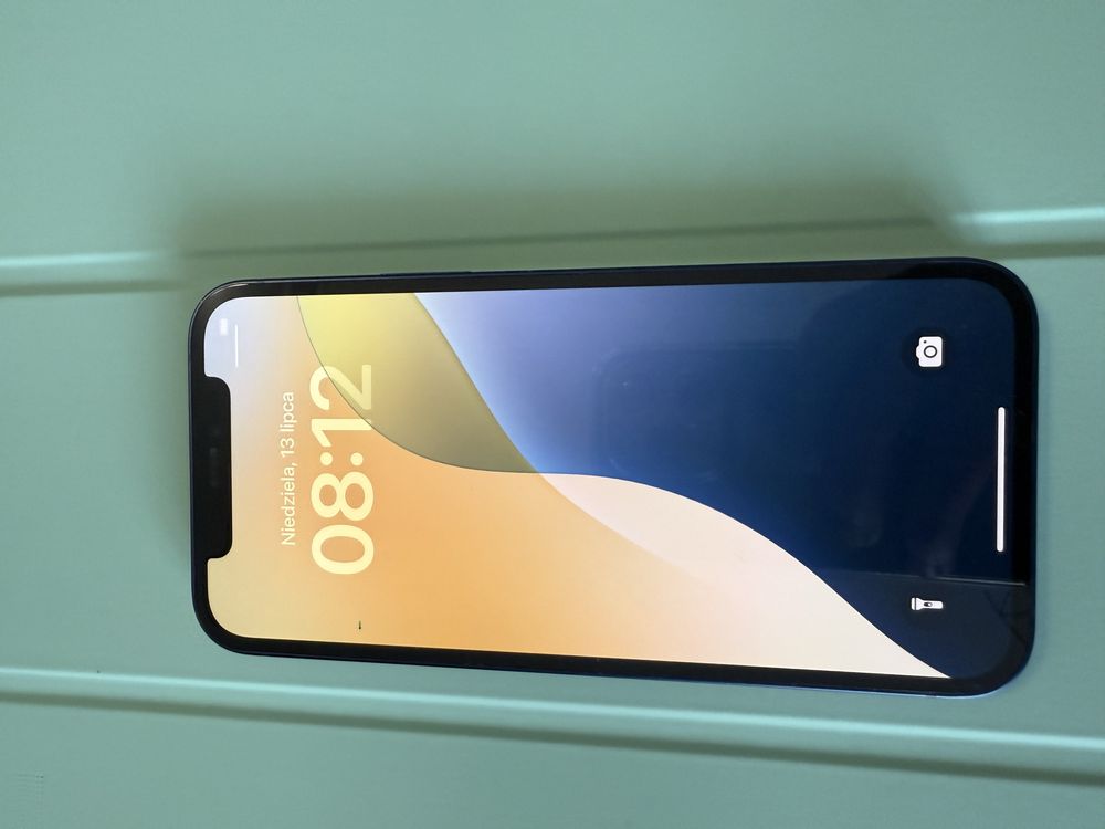 iPhone 12 w kolorze granatowym