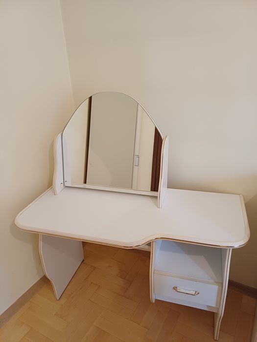 Zestaw białych mebli do sypialni/ pokoju