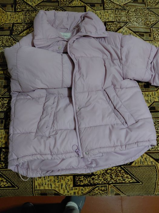 Куртка тепла на сінтіпоні.Бузкового кольору. Яскравіша ніж на фото.З п