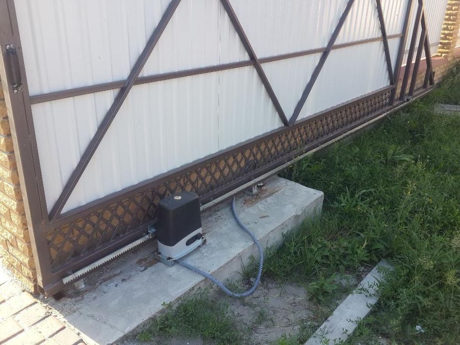 Монтаж автоматизованих систем до в'їзних та гаражних воріт.