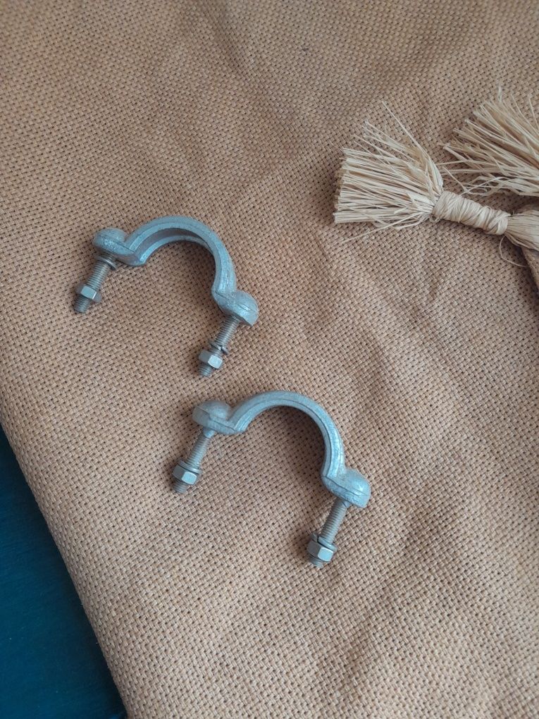 Duas (braçadeiras), puxadores antigos, em aluminio fundido.