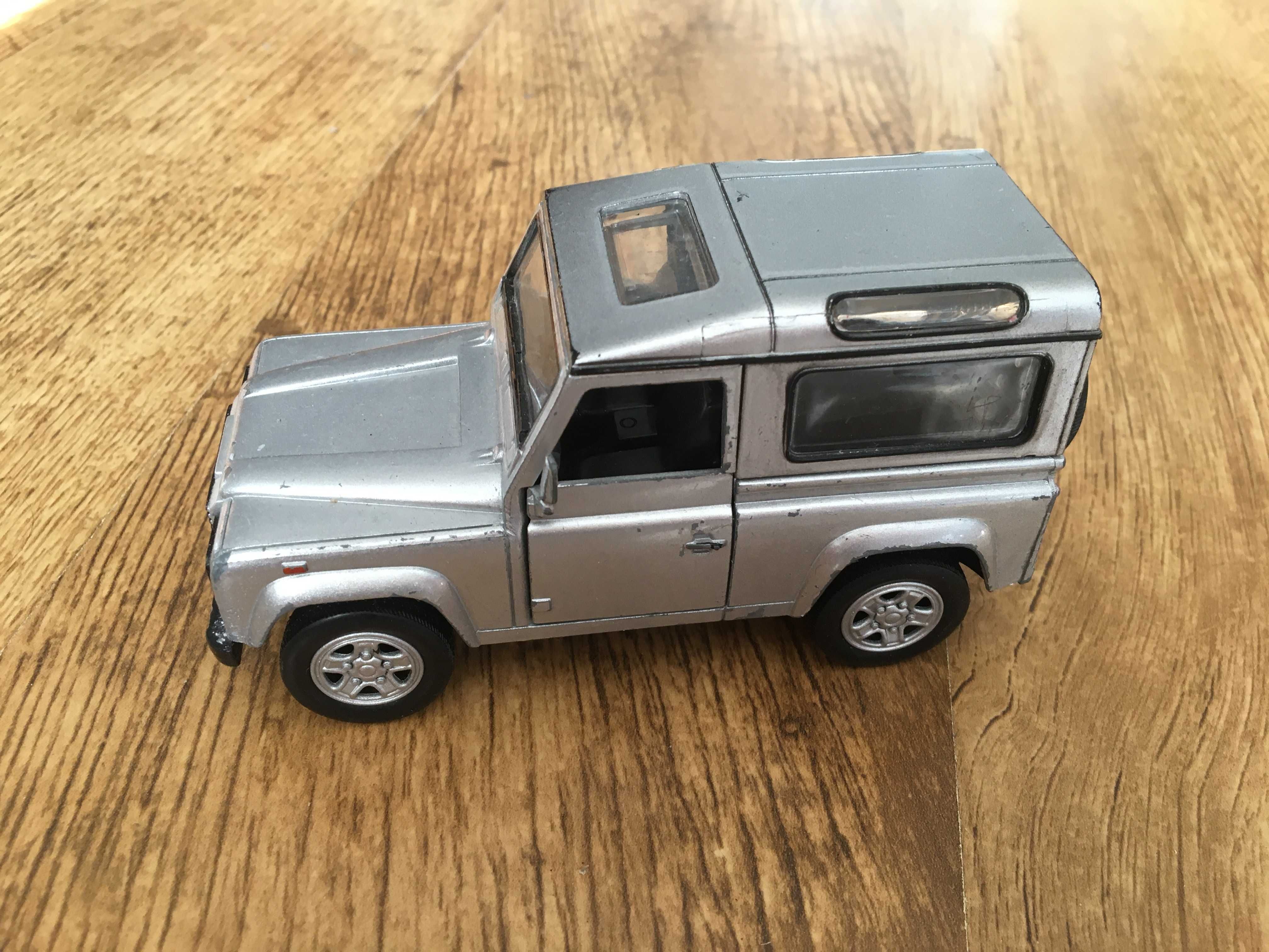 Land Rover Defender; New Ray 1:32