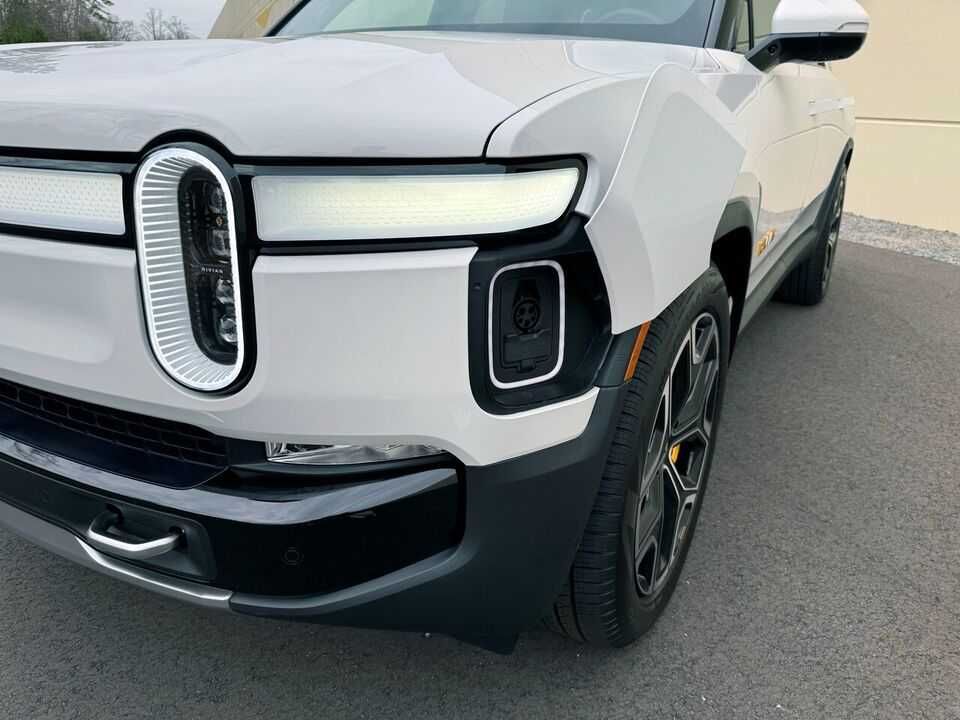 2023 Rivian  r1s