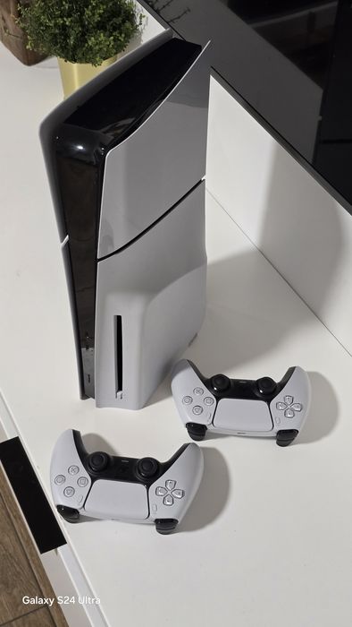 PlayStation 5 Slim (z napędem) + 2 kontrolery | Stan jak nowy