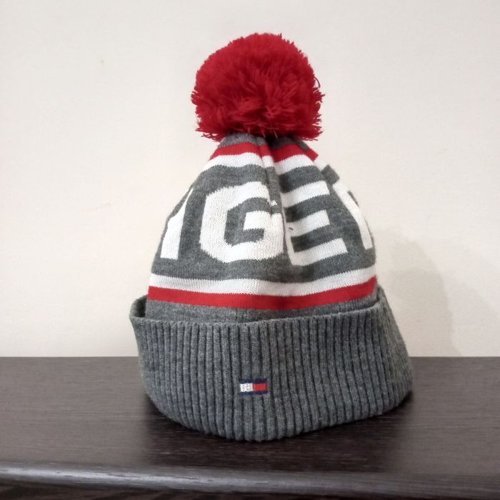 Шапка хилфигер  уни секс два  раза одета