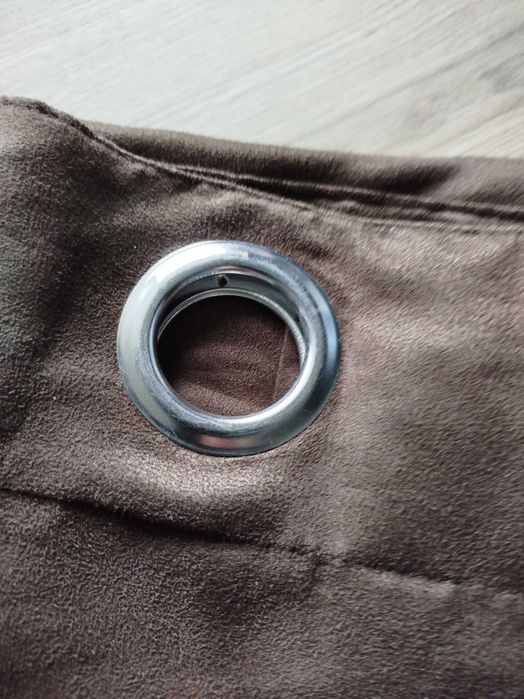 Dwie zasłony zaciemniające ciemna czekolada 230*245 na przelotkach