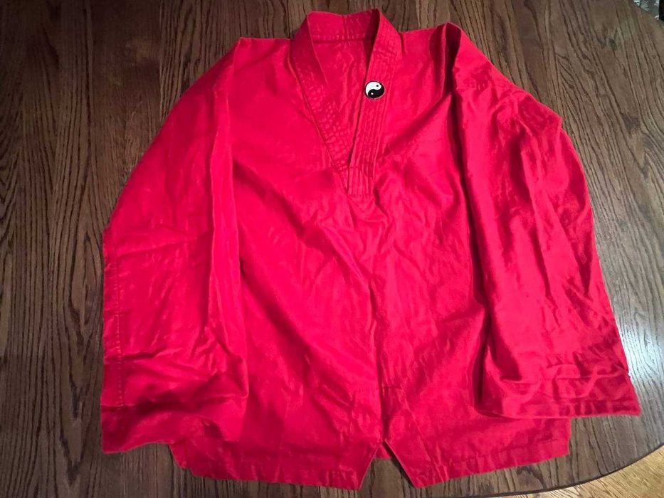 Кимоно красное на рост 160, защита паха, защита голени, перчатки