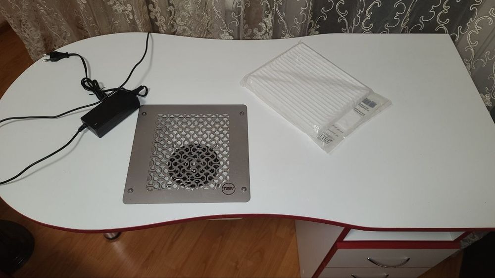 Стіл манікюрний з вбудованою витяжкою.