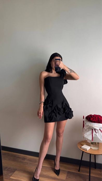 Розкішна біла сукня з квітковим декором – для особливих подій