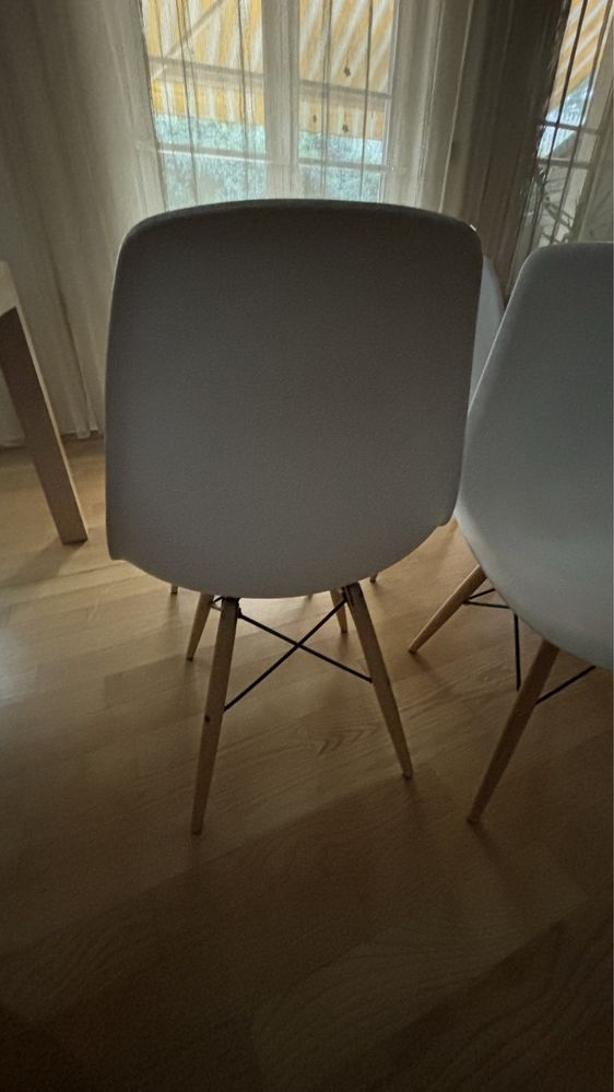 Krzesła białe z drewnianymi nogami 4 sztuki