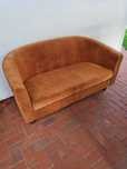 Sofa dwuosobowa.
