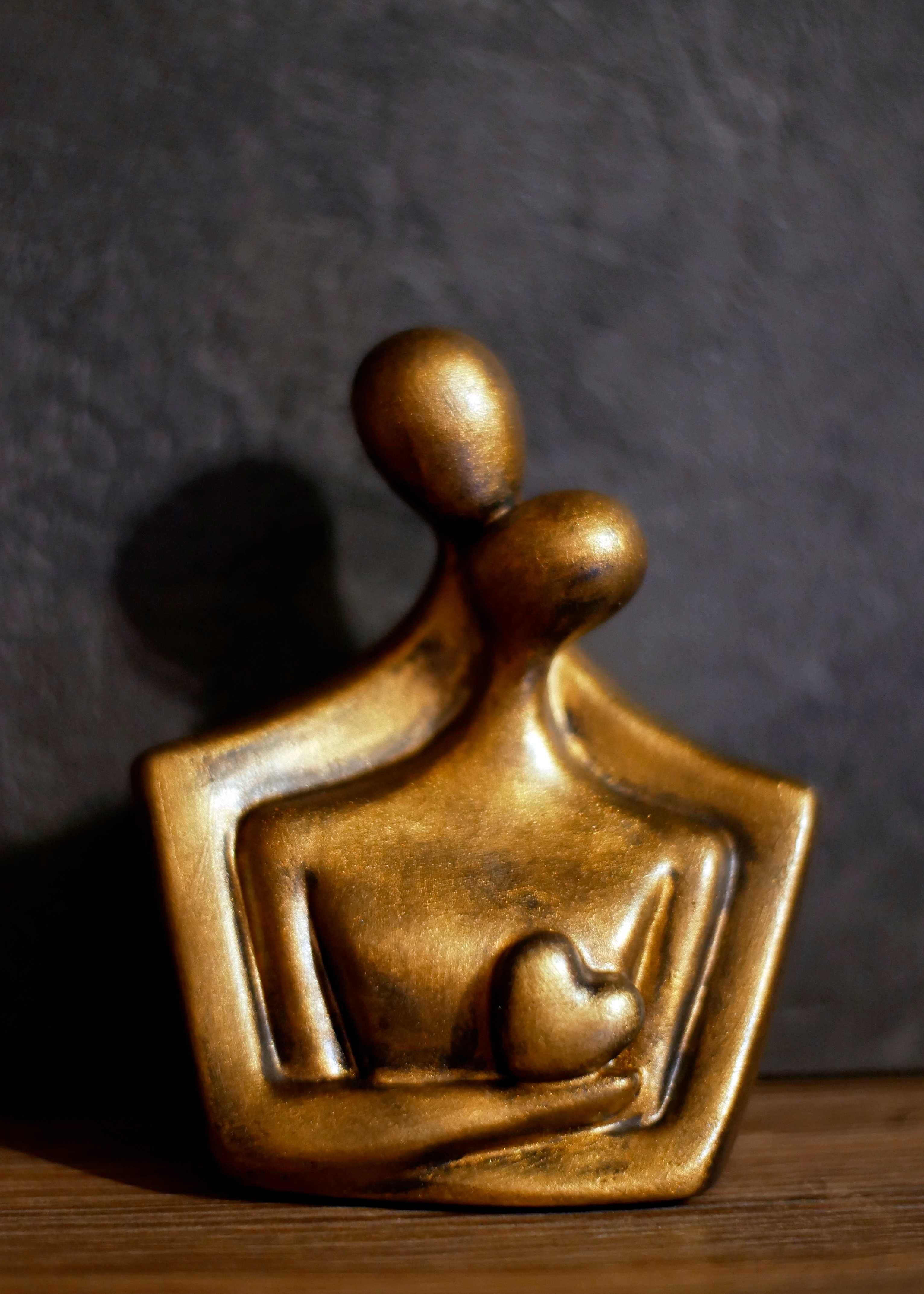 Rzeźba z gipsu, Para Zakochanych, ogniste złoto, wys. 12 cm